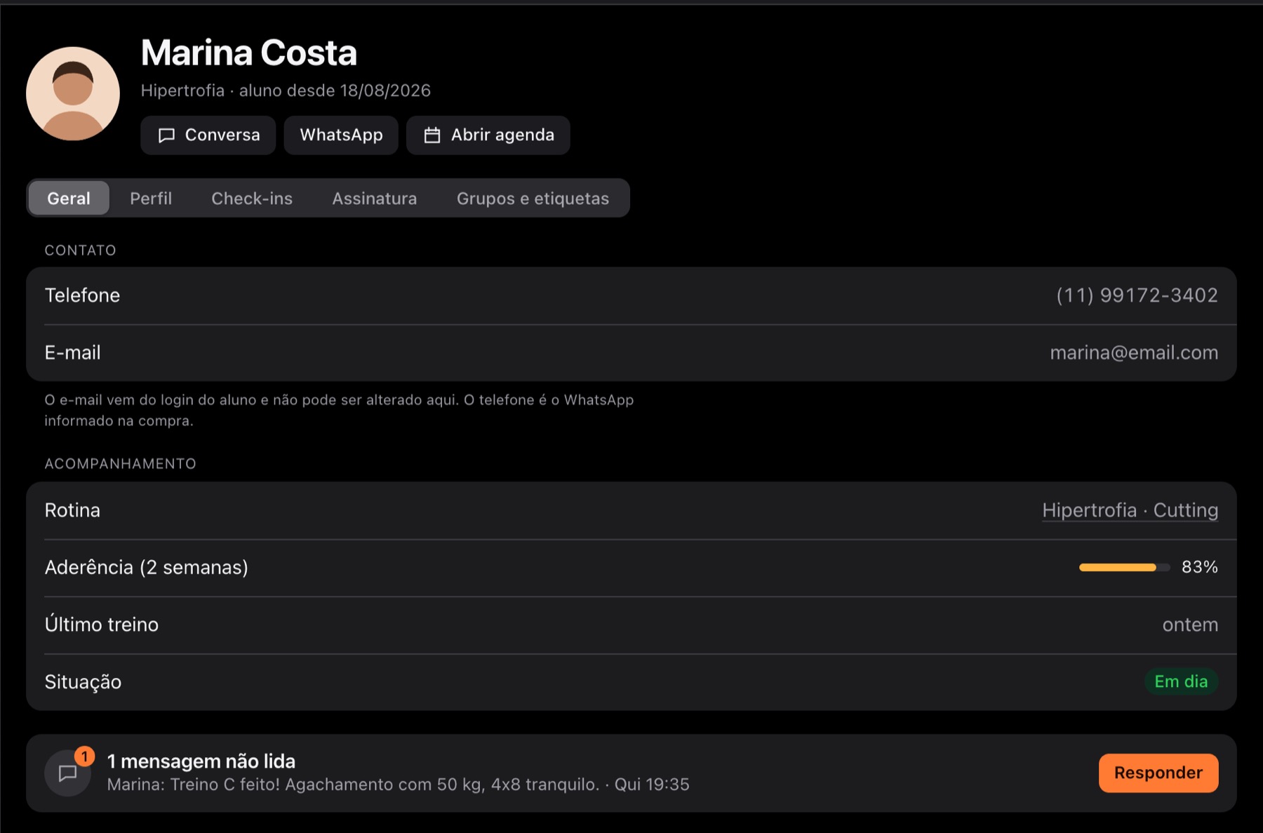 Página da aluna Marina Costa: rotina, aderência, último treino e mensagem não lida.