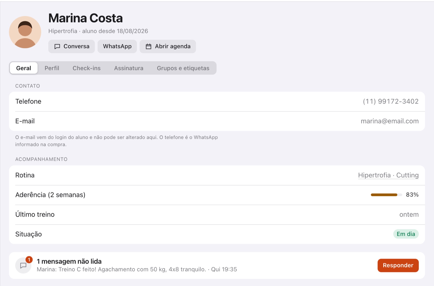Página da aluna Marina Costa: rotina, aderência, último treino e mensagem não lida.